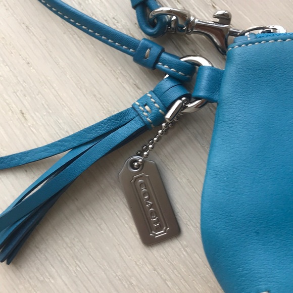 Coach blue leather wristlet with zipper and tassel - Picture 3 of 6